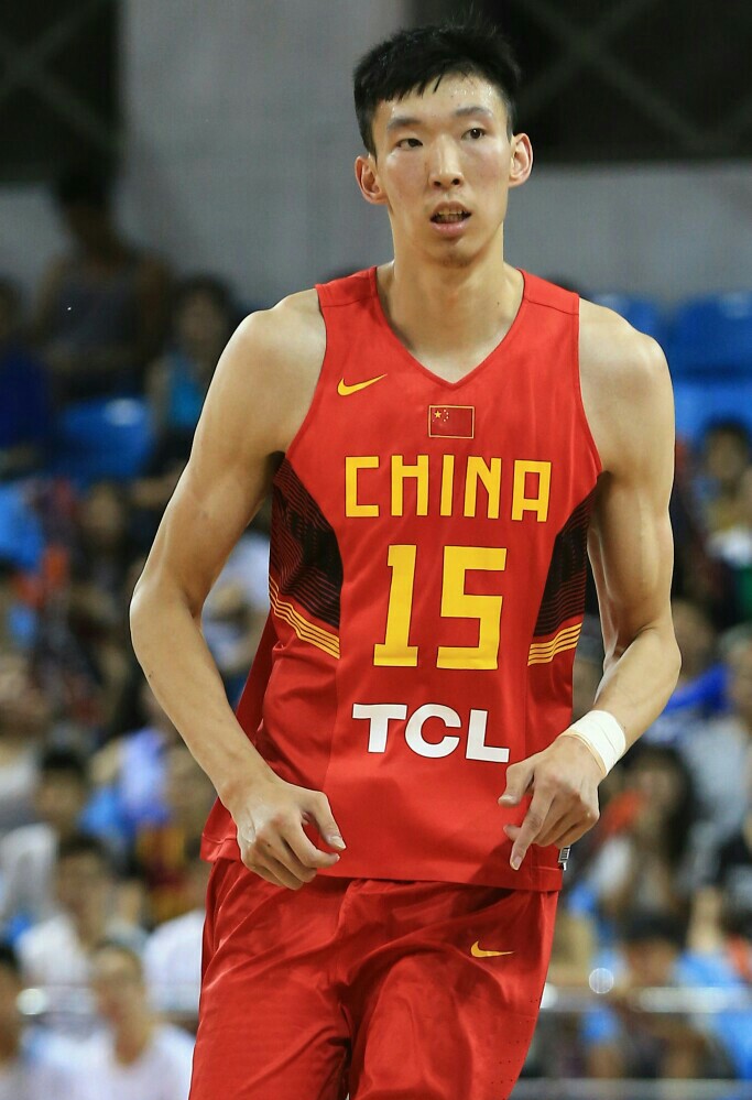 周琦代表中国参加篮球世界杯，成为国内热议焦点