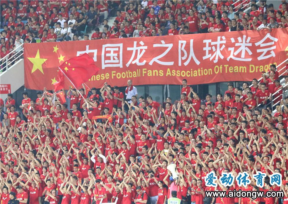 足球联赛场外花絮曝光，引发球迷热议
