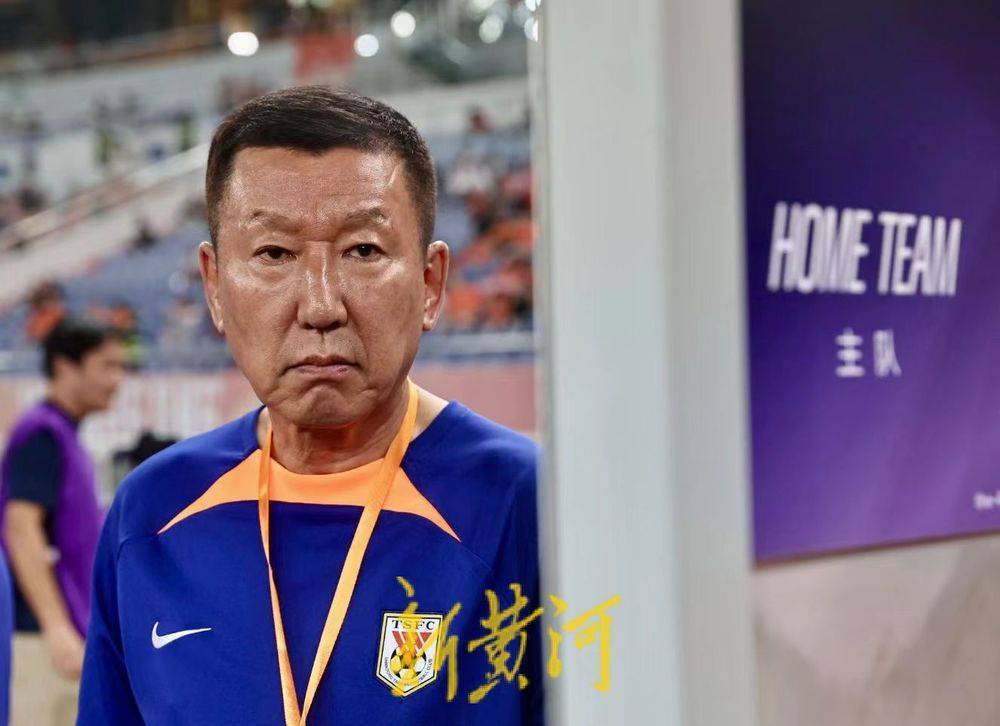 南特队球员拼尽全力，力争夺冠初战