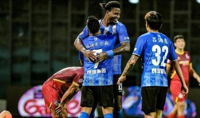 小组联赛战况激烈，球队奋力争冠