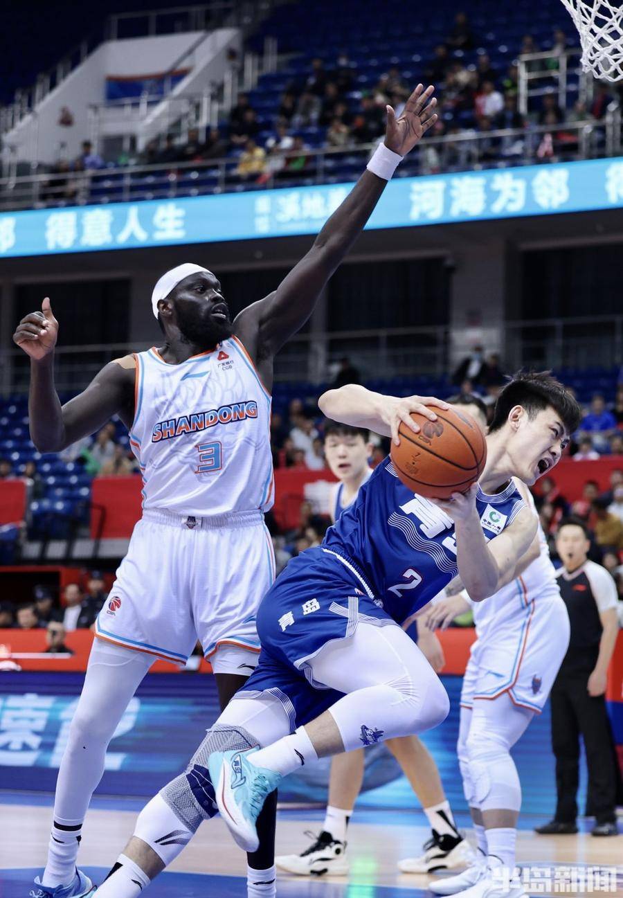 内蒙古男篮凭借默契合作战胜对手
