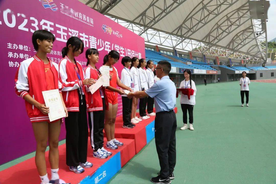 赛事胜负几何，运动员奋勇拼搏争取荣誉